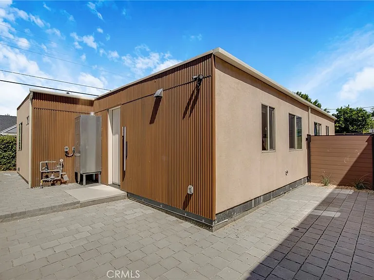 4851 1/2 Woodman Ave — Photo 12