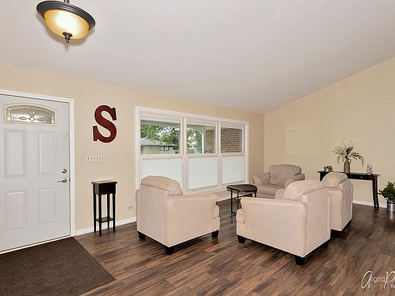 3rd image of 555 Garys Dr