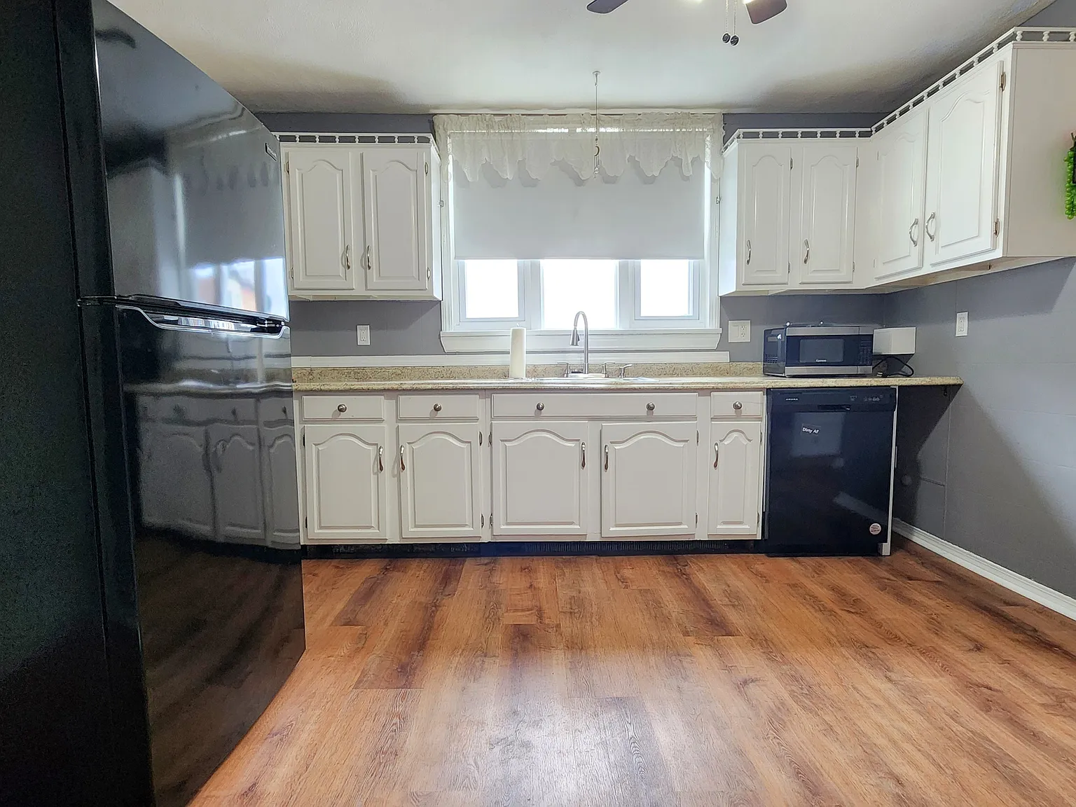 2 bed, 900 sqft, $2,300 — Photo 1