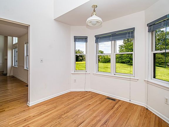 4th image of 18 Old Farm Ln