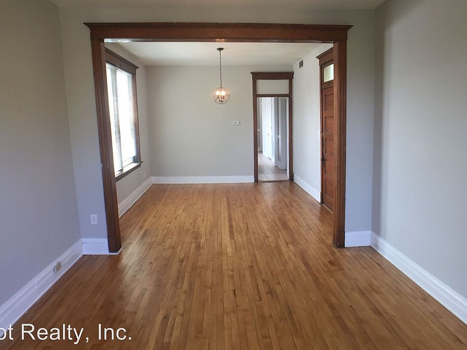 1st image of 928 S Claremont Ave APT 3R