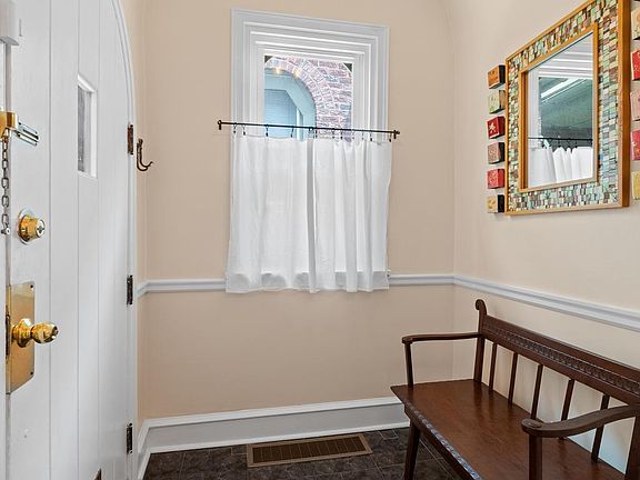 5th image of 422 E Allens Ln