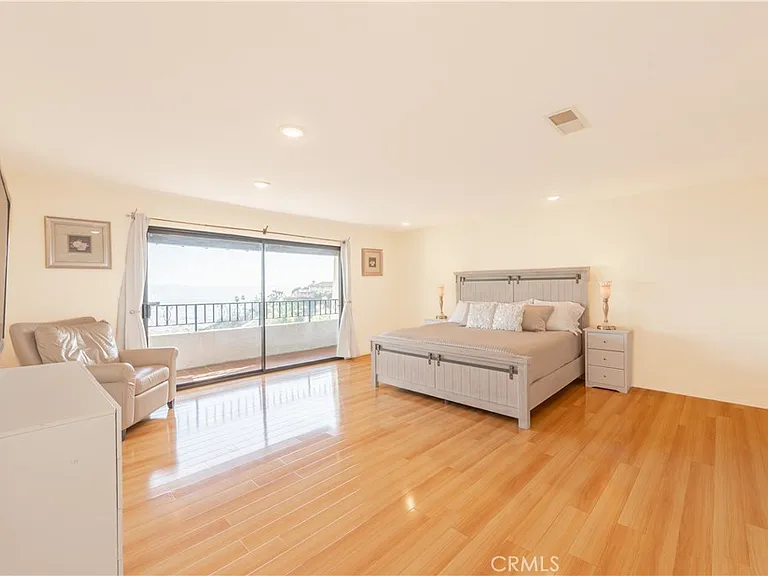 1350 E Tujunga Ave — Photo 28