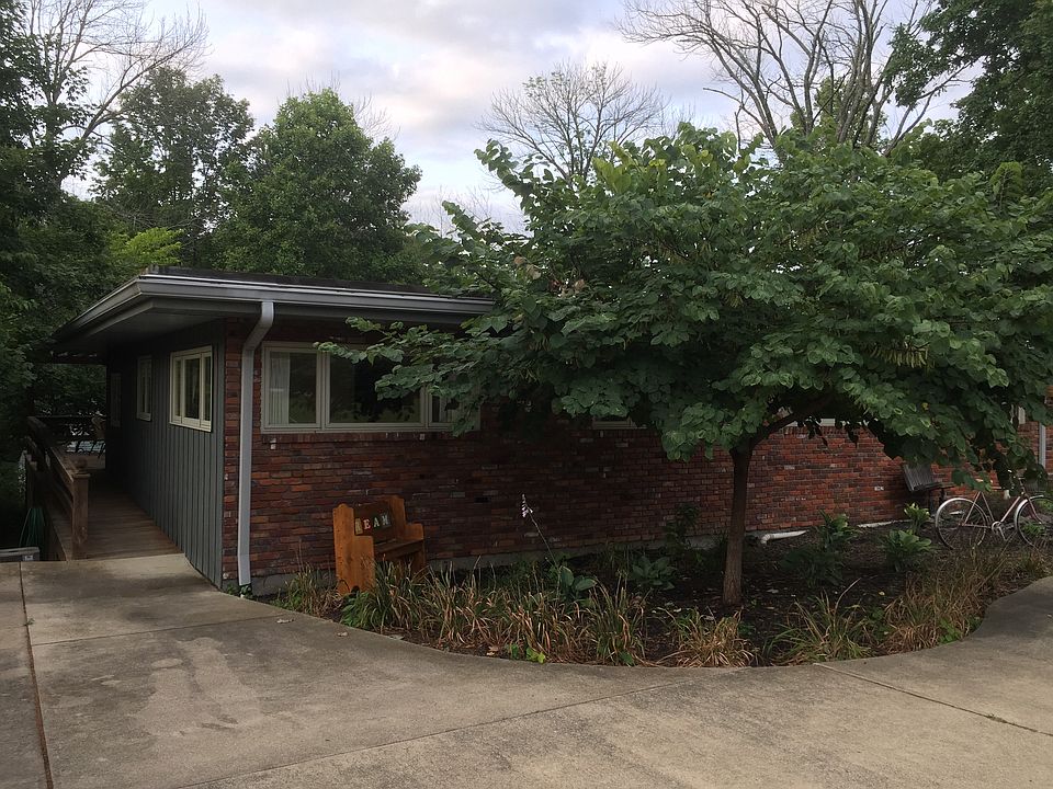 Front view of apartment with private entrance in the back