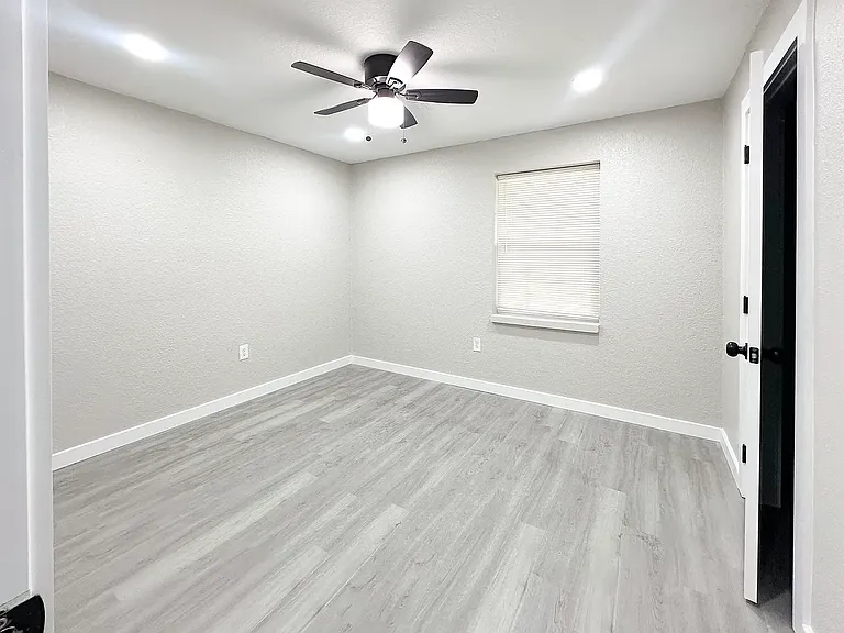 1015 Maplewood Dr — Photo 13