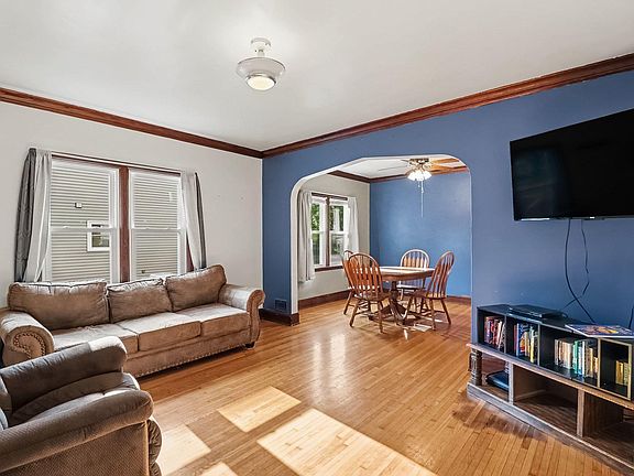 5th image of 302 Elm Ave SW