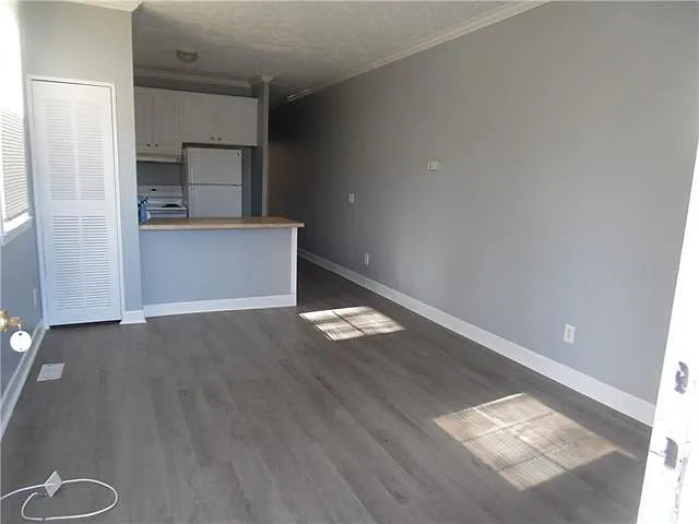 3 bed, 2.0 bath, 861 sqft, $1,400 — Photo 2