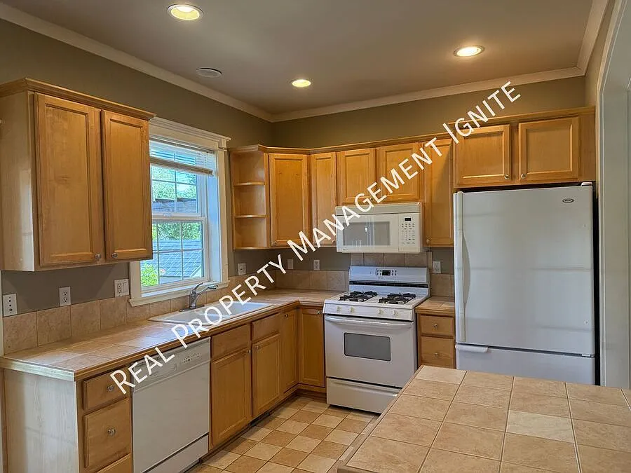 Beautiful Single Family Home in Premier Location — Photo 3