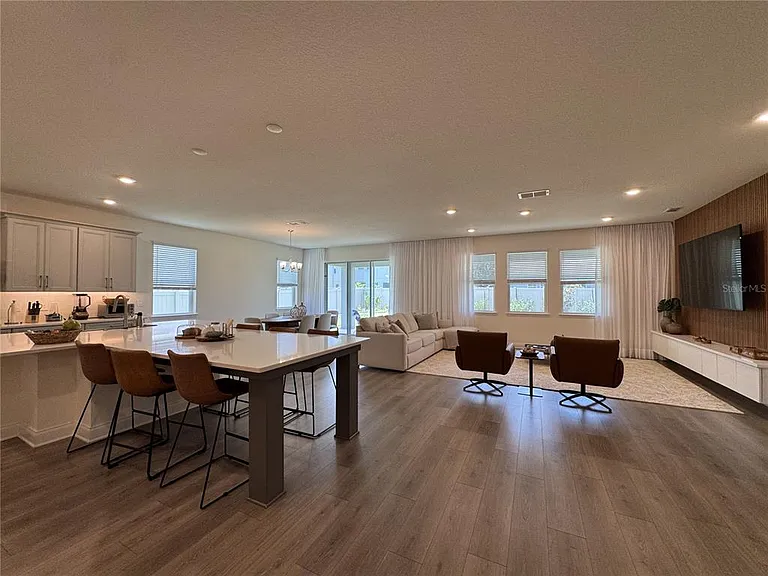 715 Blue Citrus Ln — Photo 20