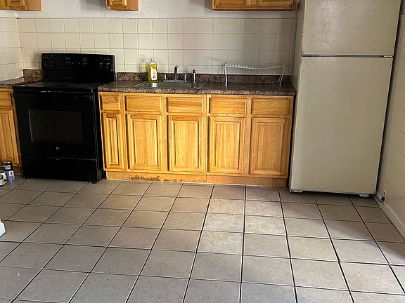 Kitchen with Electric range/oven and refrigerator