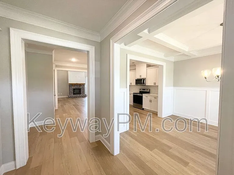 410 Longford St — Photo 3