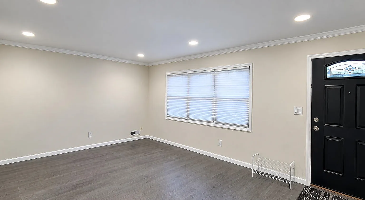 3 bed, 1.0 bath, $2,875 — Photo 2