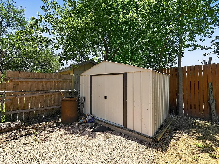 2321 Lakehurst Dr — Photo 30