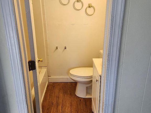 5th image of 300 Lewis Ave