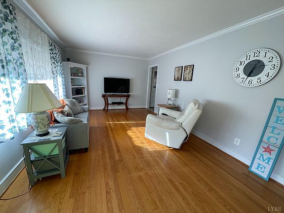 2nd image of 819 Pinecrest Ave