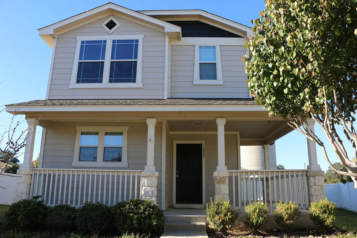 3 bed, 2.5 bath, 1456 sqft, $1,850 — Photo 1