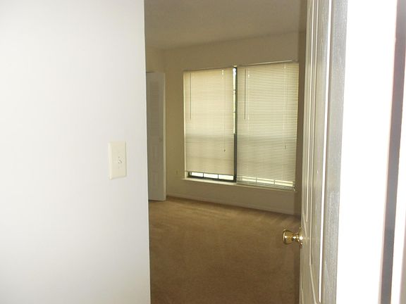 3rd image of 94 Sussex Pl #1206