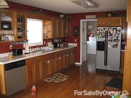 Kitchen : Spacious kitchen with LOTS of custom made cabinets and storage space!