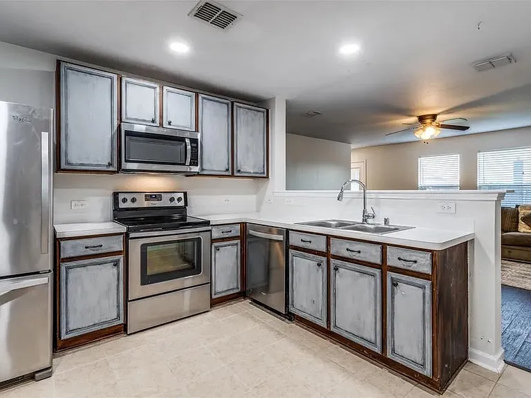 1217 Caroline Dr — Photo 7