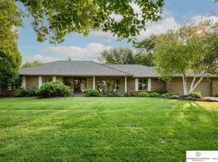 9945 Devonshire Dr, Omaha, NE 68114