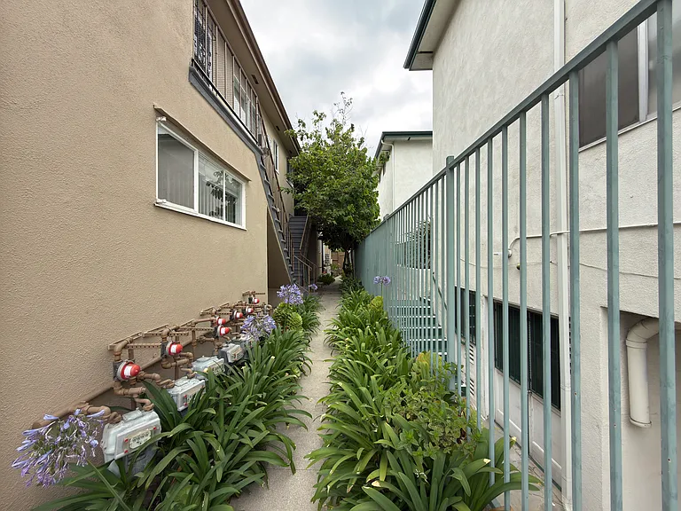 1042 S Sherbourne Dr #4 — Photo 21