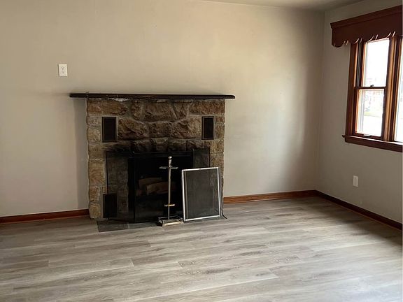 3rd image of 1083 Catasauqua Ave