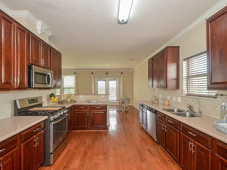 2410 Crossmill Ln — Photo 17