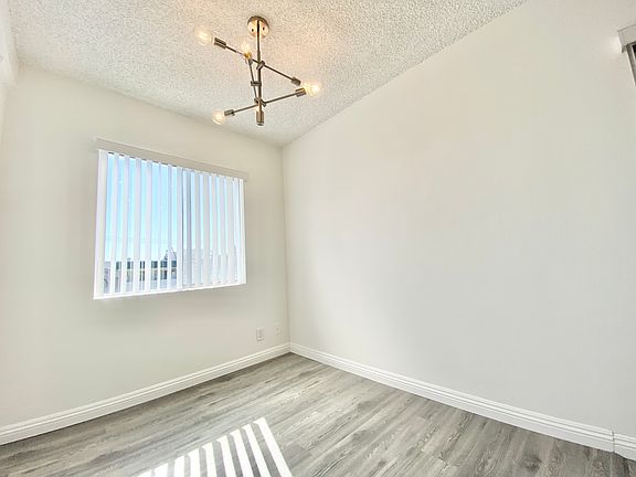 5th image of 118 W Buckthorn St #5