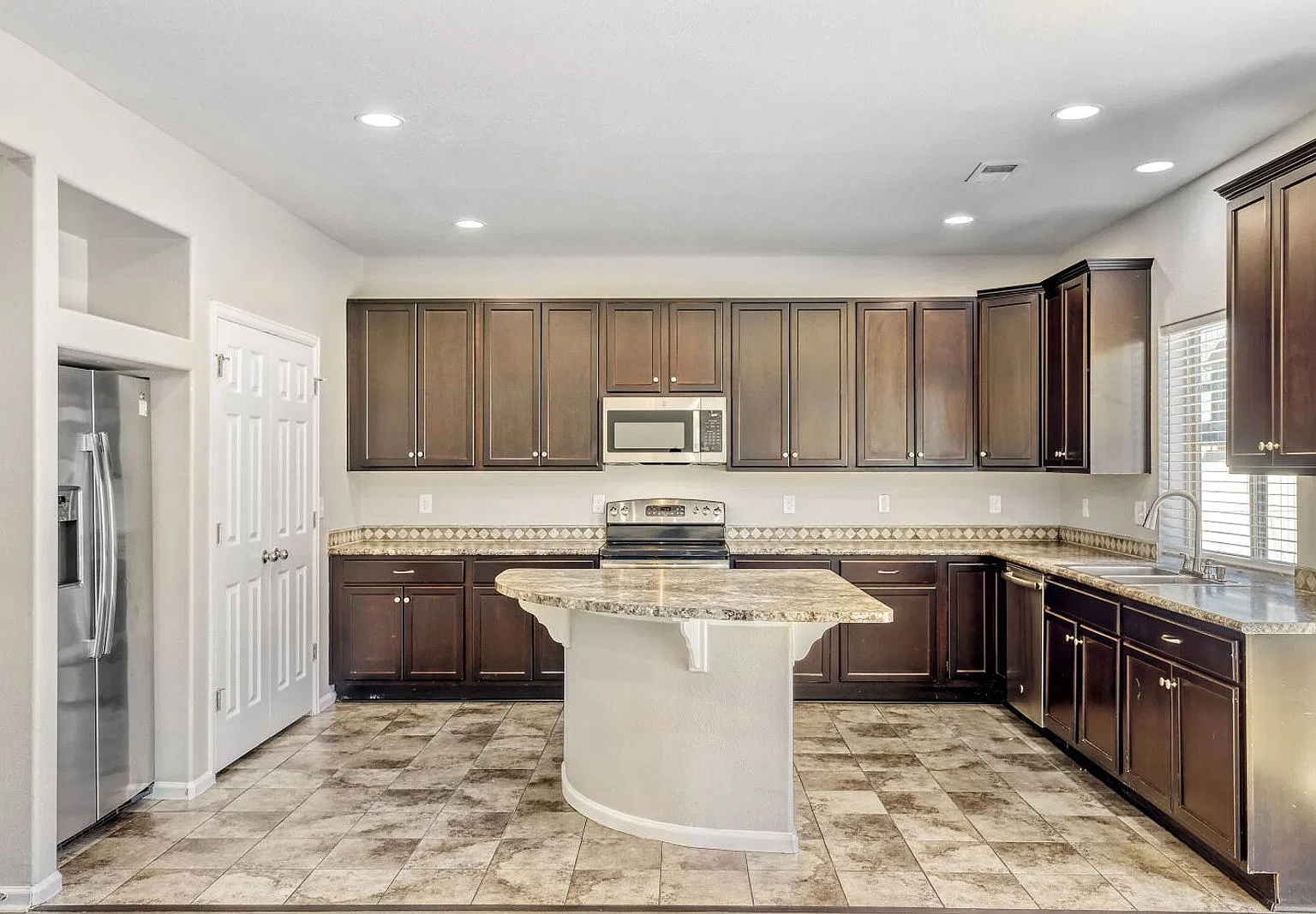 4 bed, 2.5 bath, 2010 sqft, $2,895 — Photo 3