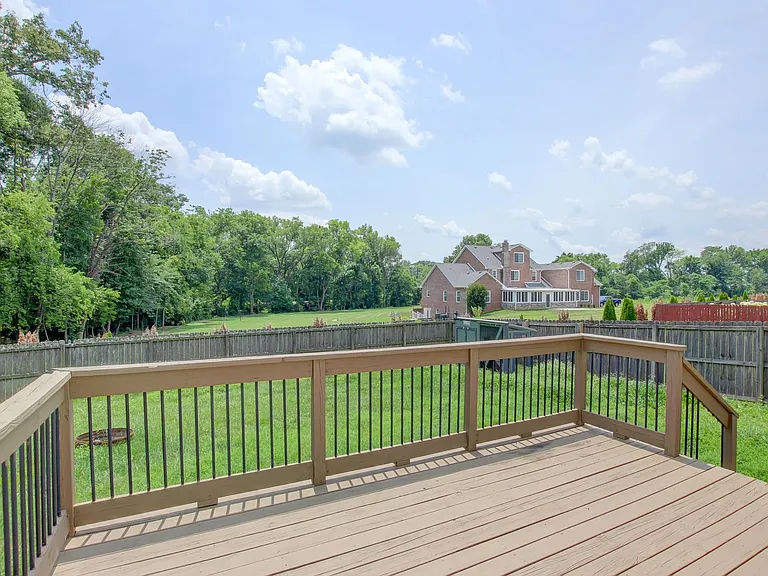 716 Cavalier Dr — Photo 31