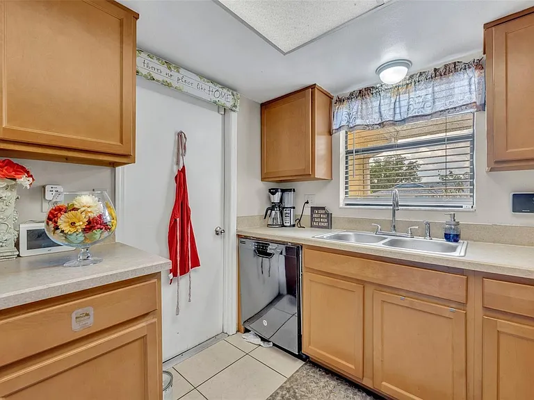 832 Valnera Ct — Photo 10