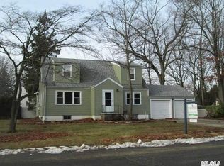 23 Luther Pl, Huntington Station, NY 11746