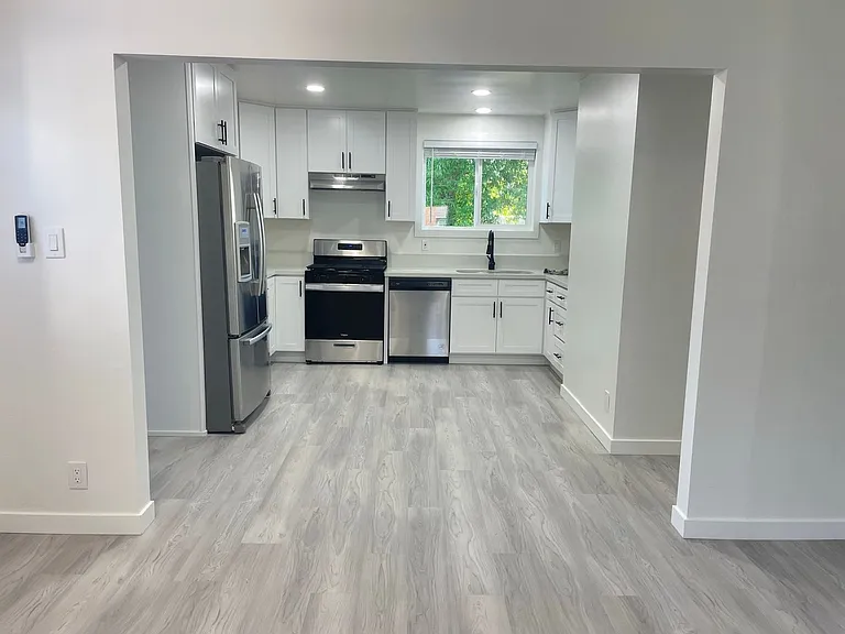 4594 Gardena Dr — Photo 8