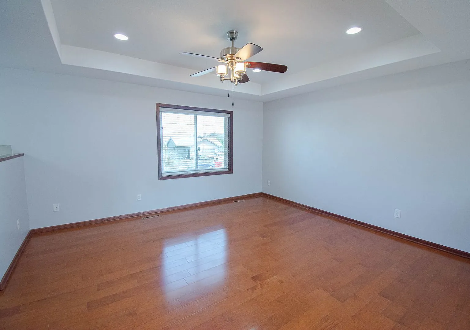 Spacious 5-Bedroom Home with 3-Car Garage — Photo 4