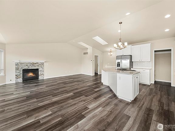 5th image of 330 E Bay Drive NE