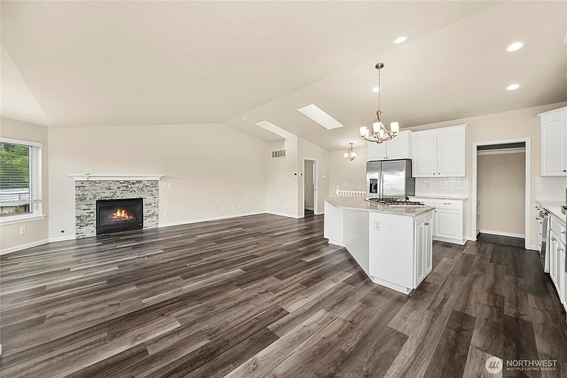 5th image of 330 E Bay Drive NE