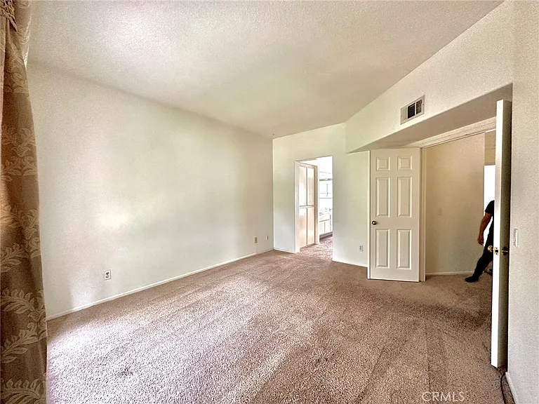 541 S Glenhurst Dr — Photo 16