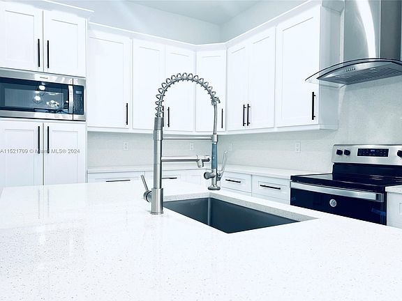 5th image of 1006 W 17th St