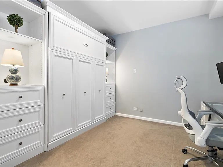 1310 W Fletcher St #1E — Photo 24