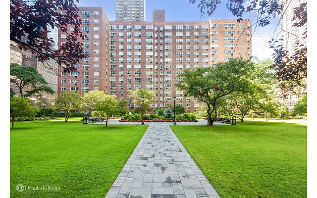Sold by Douglas Elliman | media 24