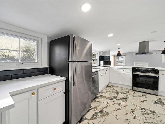 5th image of 476 Island Ave #B