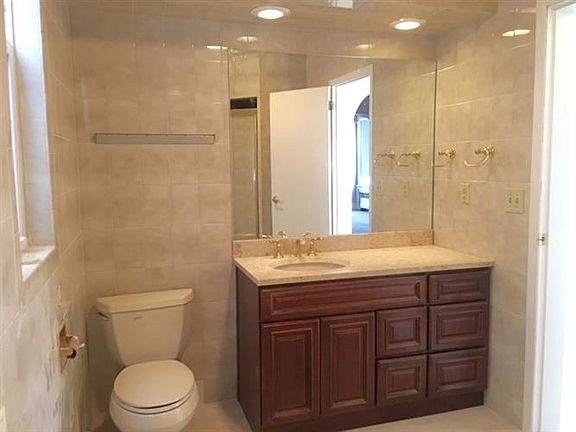 3rd image of 821 12th St #2