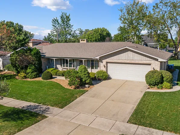 8822 W 93rd St, Hickory Hills, IL 60457