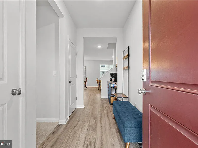 109 Woodford Dr — Photo 2