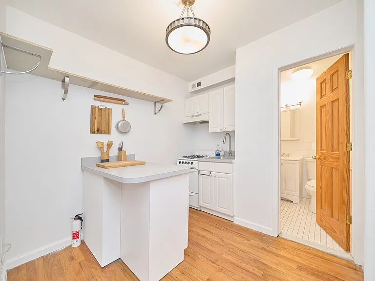 223 E 58th St #4C — Photo 4