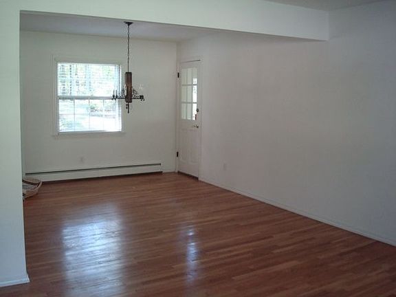 NEUTRAL DECOR THROUGHOUT