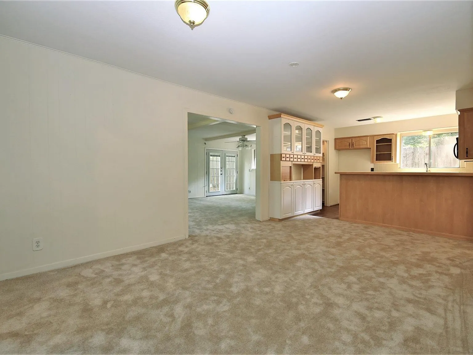 4 bed, 2.0 bath, 1944 sqft, $1,800 — Photo 2