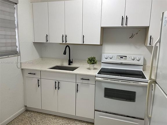 2nd image of 142 SW 18th Ave APT 19
