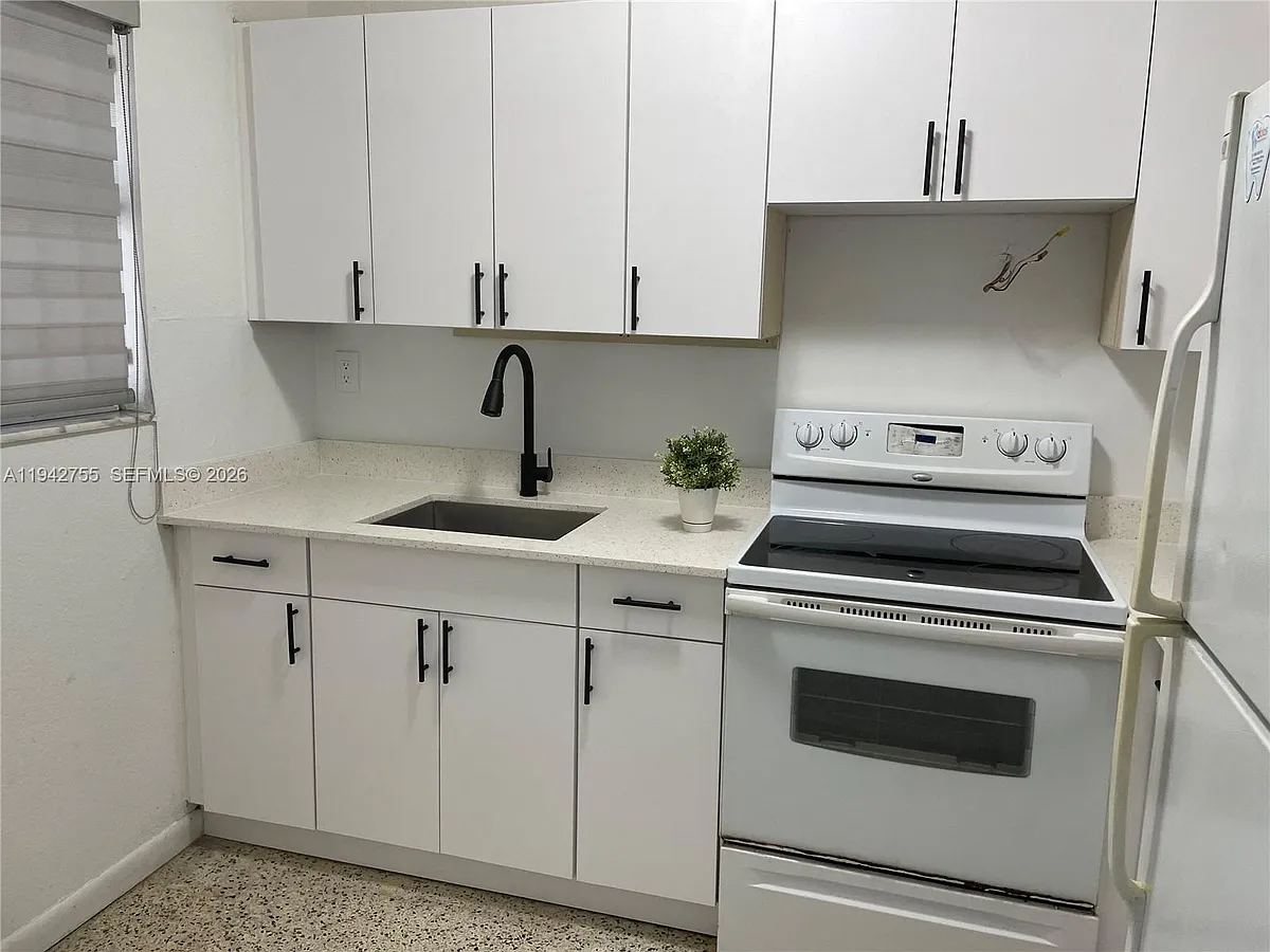 Building Photo - 142 SW 18th Ave #19