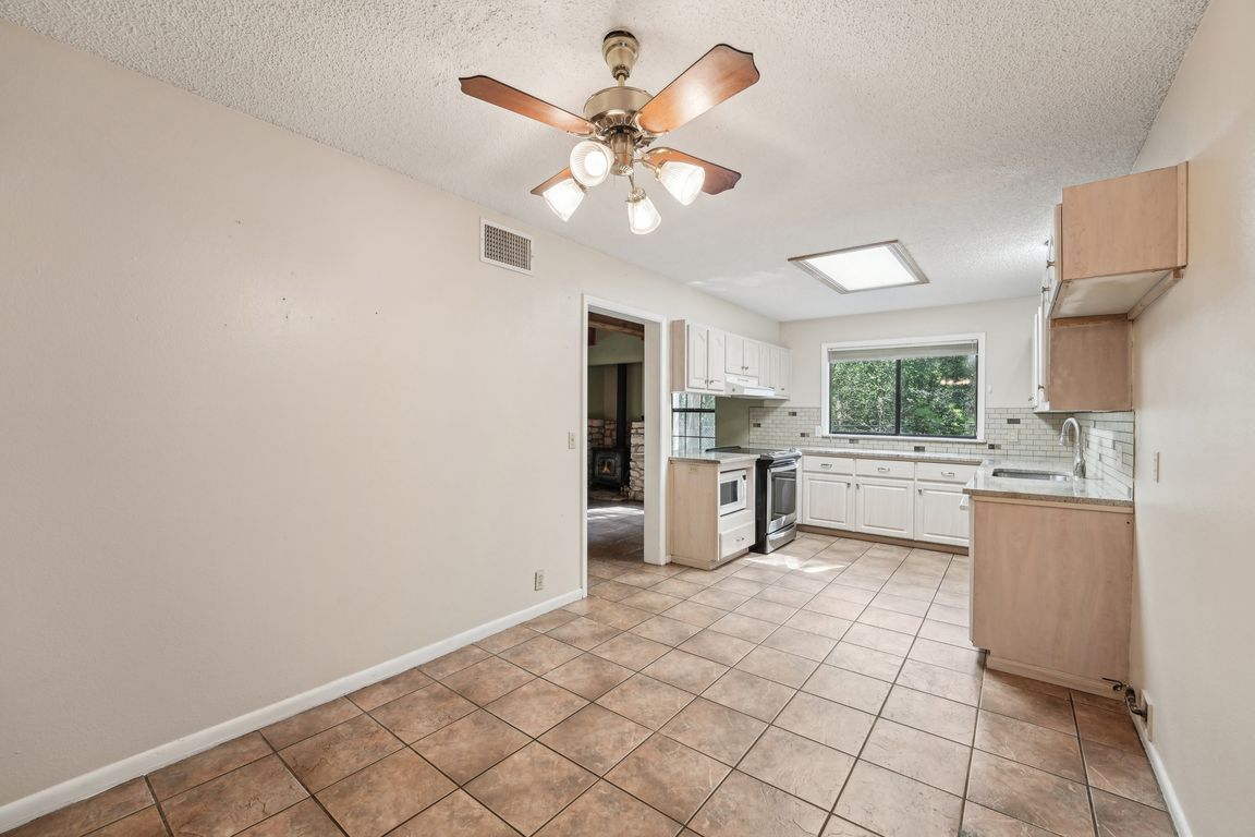 125267 - 115 Pine Cone Ln, Elgin, TX 78621-1504-021.jpg